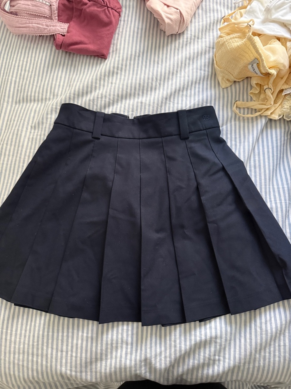 NEVER WORN Aritzia Navy Pleated Skirt